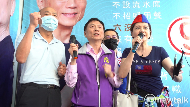 藝人熊海靈（右）身穿國旗裝上台和韓國瑜、詹江村同唱《夜襲》。   圖：林昀真／攝