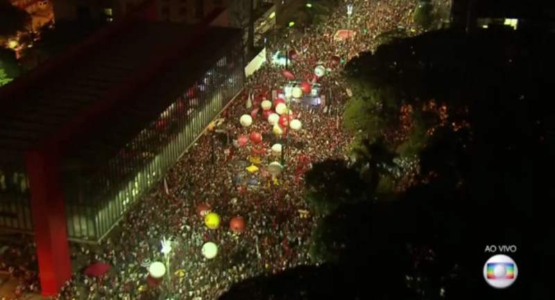 巴西25萬民眾走上聖保羅市街頭，抗議政府勞動改革與養老金計畫。   圖：翻攝《聖保羅》/AO VIVO