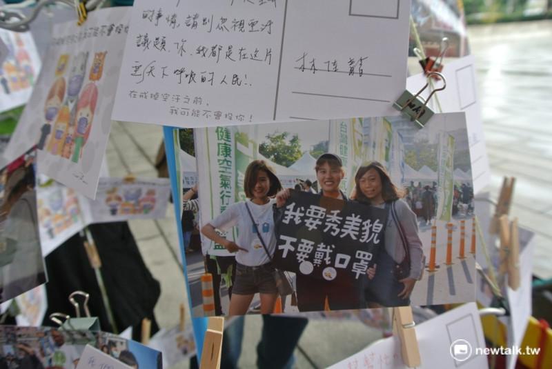 現場展示寫給林佳龍的明信片及展示219遊行當天的照片。   圖：唐復年/攝