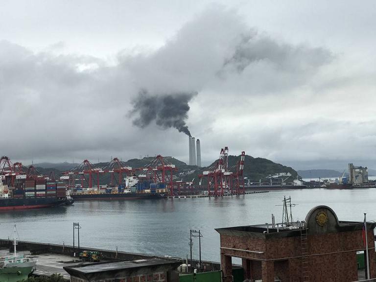 基隆協和電廠16日上午發生跳機，導致煙囪排出大量黑煙。   圖:翻攝自基隆人臉書