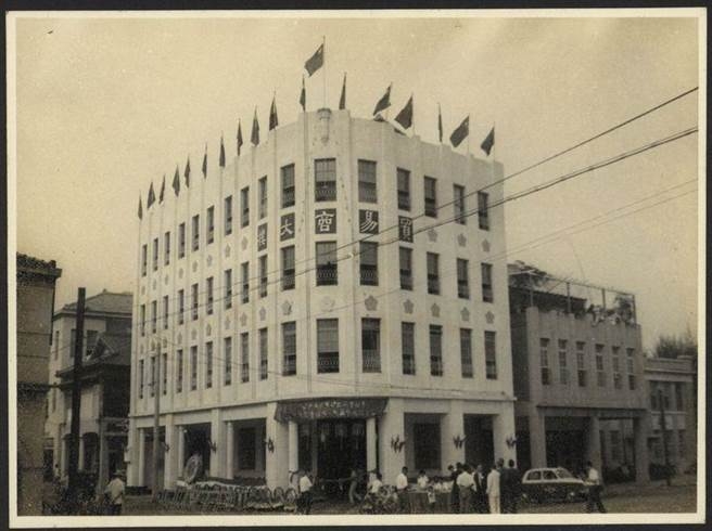日治時的哈瑪星貿易商大樓1944年遭轟炸，1951年重建。   圖：高雄歷史博物館提供