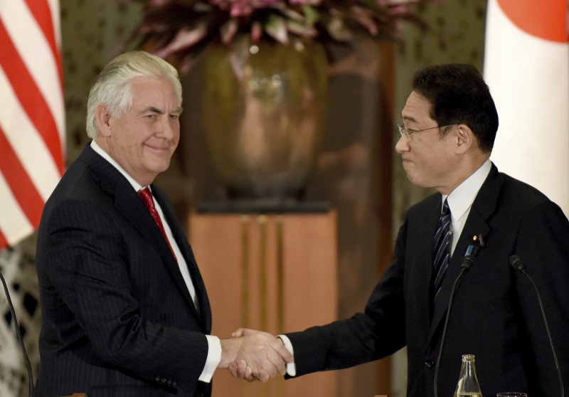 美國新任國務卿狄勒森（左）16日在東京與日本外相岸田文雄舉行會談。   圖：達志影像/美聯社