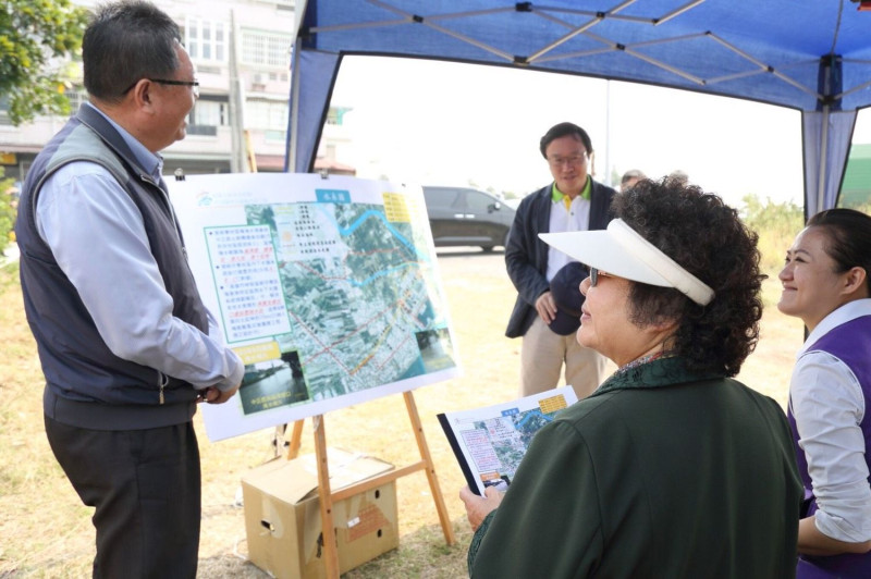 為解決蚵仔寮水患，高雄市長陳菊16日視察梓官區中正路抽水站工程進度並指示6月動工，107年汛期前完工啟用。   圖:高雄市政府提供