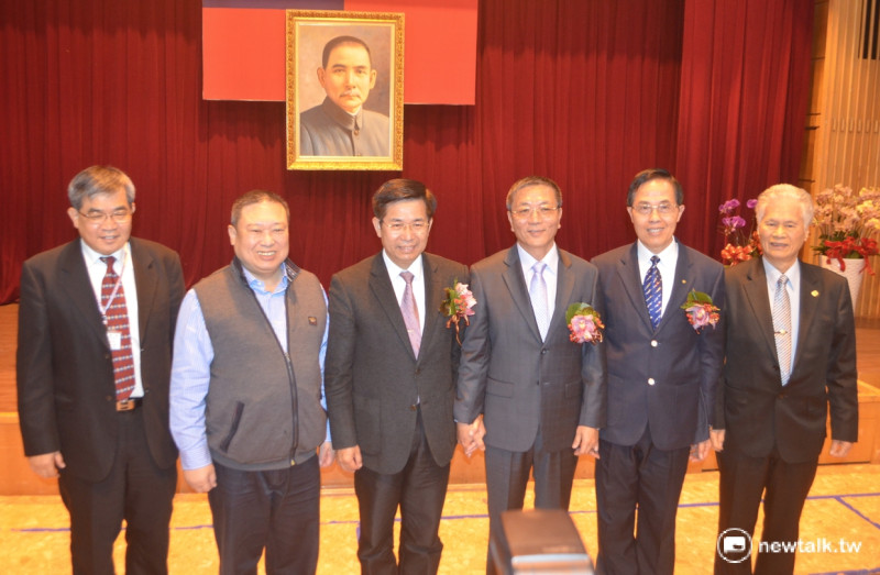 體育署長林德福（右3）正式上任，教育部長潘文忠（左3）與中華奧會主席林鴻道（左2）也到場參加交接儀式。   圖：柯昱安/攝