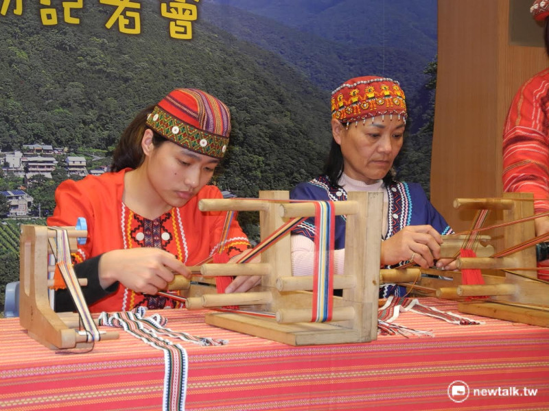 「烏來福山部落悠遊行」記者會安排織女示範織布。   圖：王峻昌/攝
