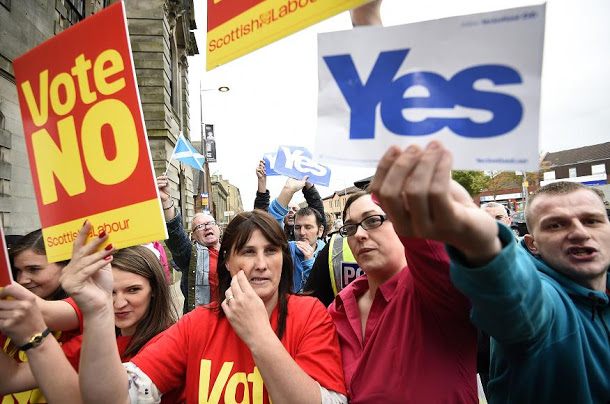 英國首相梅伊強硬拒絶蘇格蘭要求獨立公投，蘇格蘭首席部長斯特金17日怒批梅伊阻擋蘇格蘭人民決定未來的權利。圖為2014年蘇格蘭獨立公投時，民眾上街表達立場。      圖：達志影像/路透社資料照片