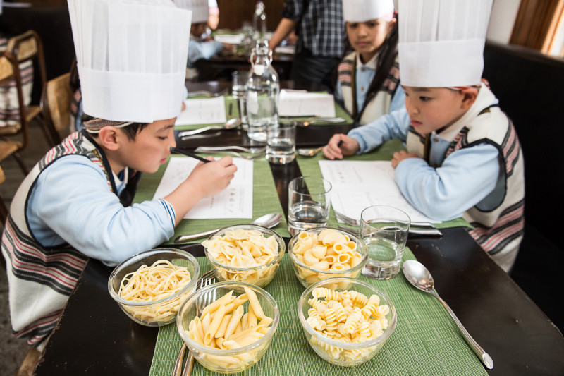 透過義大利麵的觀察，進一步了解食物的造型、氣味、口感與味道。並由主廚示範，帶領孩子瞭解西方飲食文化，讓孩子感受飲食文化的差異，進而認識自己的文化特色。   圖：文化部提供