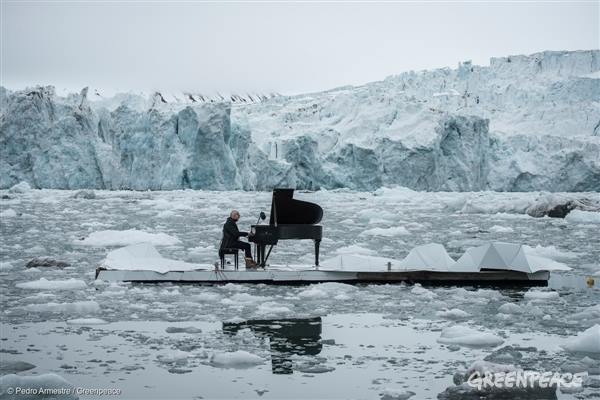 2016年六月中，綠色和平船艦「極地曙光號」載著義大利知名作曲與鋼琴家魯多維科‧伊諾第（Ludovico Einaudi）抵達挪威斯瓦巴群島的冰川前，在一座浮動平臺上演奏他所作的《北極悲歌》（Elegy for the Arctic），傳達全球800萬人守護北極的呼聲，為全球的氣候變遷請命。   圖：翻攝自Greenpeace綠色和平臉書