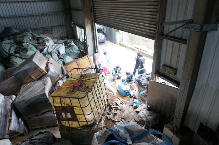 環保署人員於遭棄置廢棄物之倉庫現場採樣。   圖：環保署提供