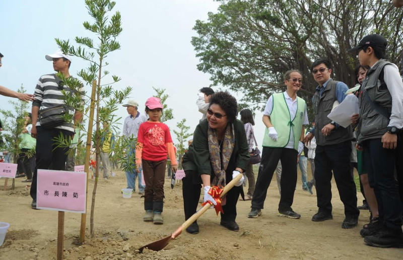 高雄市政府訂每年３月為植樹月，市長陳菊今（18）日在梓官舉行種樹活動。   圖：翻攝自高雄市政府網站