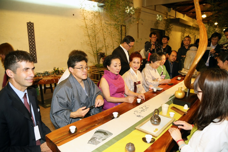 2017年世界搏茶會今日在嘉義縣蒜頭糖廠盛大登場，來自日、韓、中國、印度與土耳其等國家齊聚搏茶會，展開為期10天的展演活動。   圖：嘉義縣政府提供
