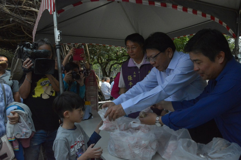 禽流感盛行,潘孟安大塊朵頤炸雞 賣炸雞   圖:屏東縣政府提供