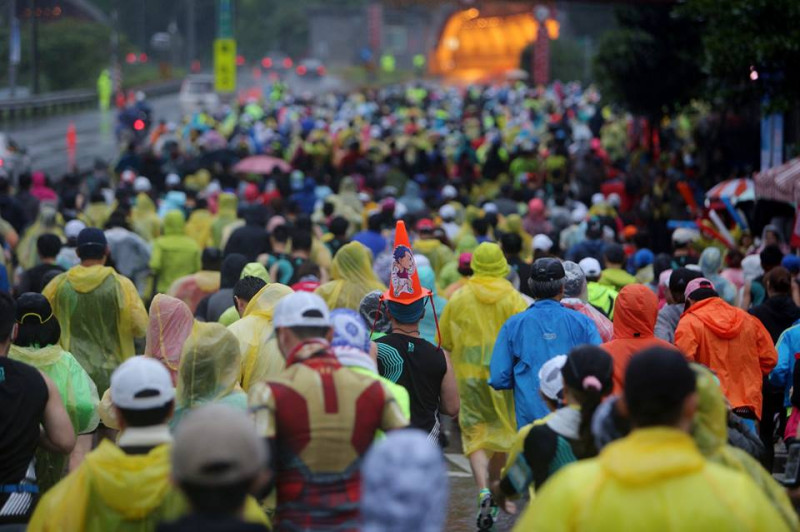 12000多名國內外好手，參加了「新北萬金石馬拉松賽」，儘管天氣不好，但選手都認為：在雨中發揮自己的極限，這才是馬拉松的精神。   圖：翻攝自朱立倫臉書