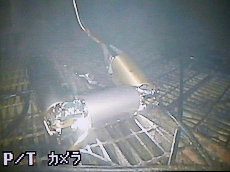 作業機器人的腳手架上變形為倒ㄈ字形移動，從縫隙中向下垂放攝像頭和輻射計，進行拍攝與輻射測量。   圖：翻攝東京電力公司官網