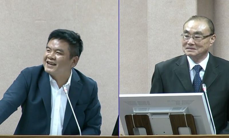 國防部長馮世寬（右）說自己帥過韓星宋仲基、金城武，逗笑質詢的立委莊瑞雄（左）。   圖：翻攝自立法院ivod。