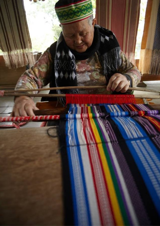 這次的體驗之旅中，跟著泰雅yaki（祖母）或是yaya（母親）學習編織技藝。   圖：翻攝自跟著董事長遊台灣臉書