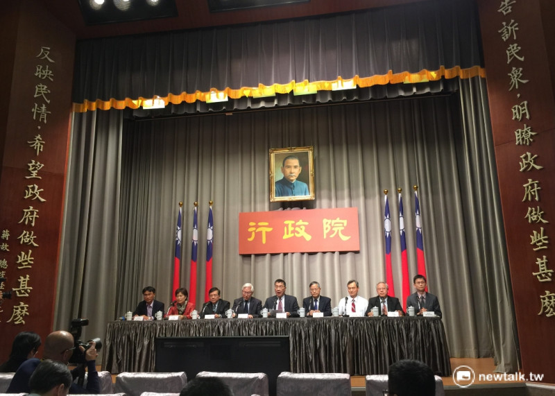 行政院20日下午大陣仗集結9名官員開記者會，宣布「前瞻基礎建設計畫」內容。   圖：柯昱安/攝