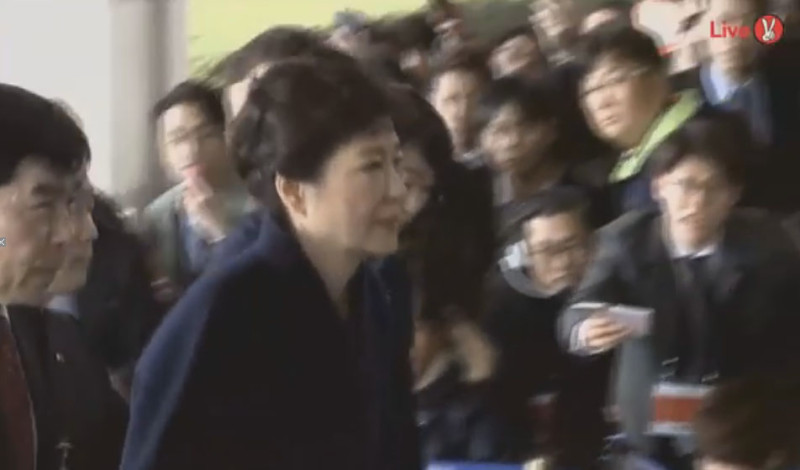 朴槿惠（前）面對媒體只簡短發言，隨即步入檢察廳。   圖：翻攝nocutnews