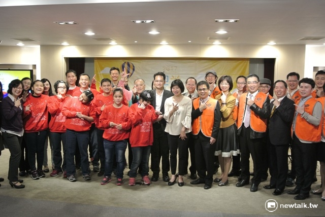 台中市副市長林依瑩（中著白色上衣）與惠明盲校學生們在3月21日上午的記者會中歡迎各界踴躍參加4月30日的園遊會。   圖：唐復年/攝