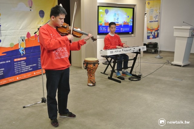 惠明育幼院的學生3月21日在記者會現場演奏表現才藝。   圖：唐復年/攝
