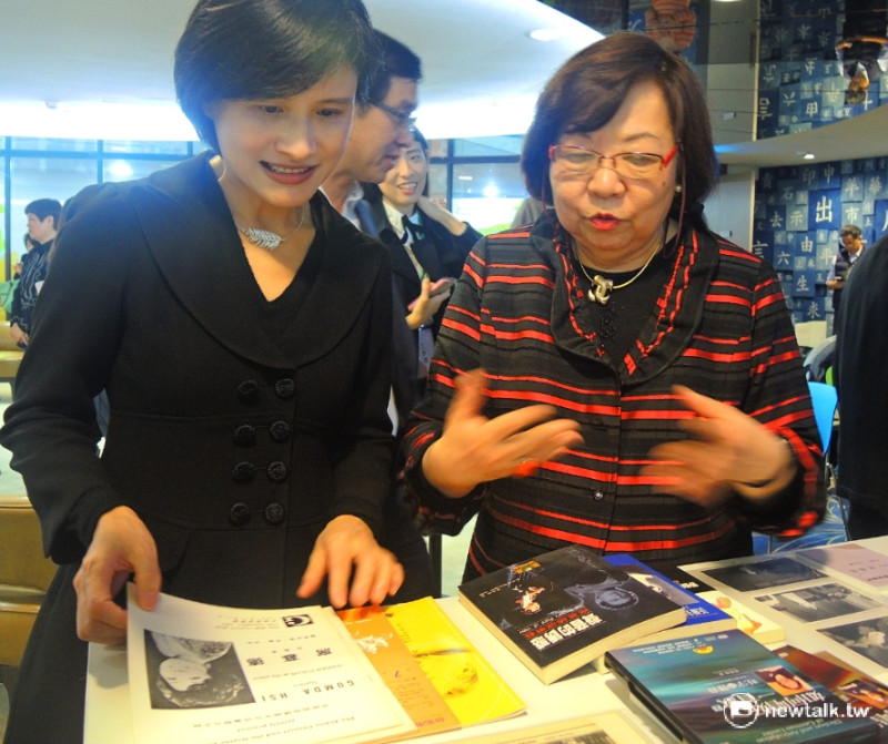 身兼聲樂家與教育家席慕德女士(右)，正向文化部長鄭麗君(左)分享台灣音樂家史料手稿內容。   圖：董珮君攝影