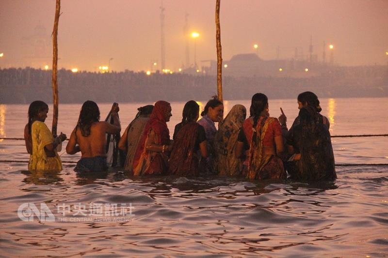 印度法院宣布聖河恆河和亞穆納河（Yamuna）為有生命實體，給予他們與人類相同的法律權利。圖為一群婦女在恆河中沐浴。   圖：中央社資料照片