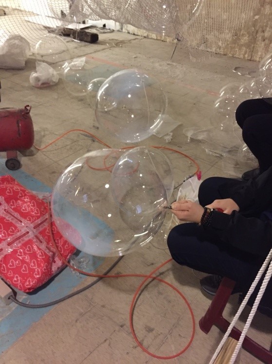 雲科大設計系四位同學及來自嘉義縣市、台南等地區志工們，將特殊規格的氣球打氣、綁紮製作出雲朵的意象。   圖:嘉義縣政府提供