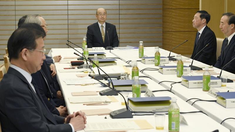日本政府成立的「有關減輕日皇公務負擔等專家學者會議」（圖）22日再度開會討論日皇退位後的稱呼，可能是「上皇」或「太上天皇」。   圖：中央社（共同社提供）