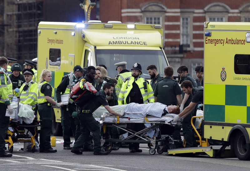 英國國會大廈22日發生攻擊事件，造成至少12人受傷，救護人員緊急將1名傷者送上救護車。   圖：達志影像/美聯社