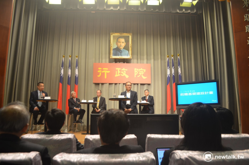 行政院長林全（中）23日親率行政團隊，宣布「前瞻基礎建設計畫」。   圖：柯昱安/攝