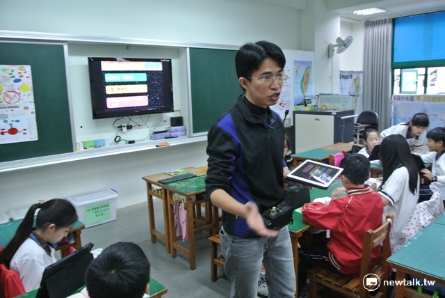 長安國小老師姜明雄用平板上課，與同學們即時互動。   圖：唐復年／攝