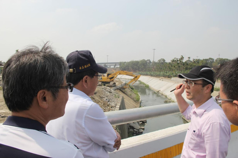 屏東縣長潘孟安（左二）視察竹田龍頸溪整治工程。預計4月中旬完工防汛。
   圖：屏東縣政府提供