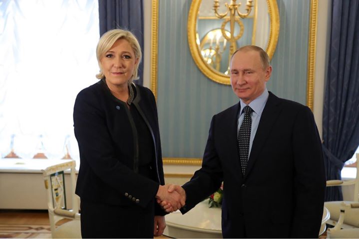 俄國總統普亭（右）24日在莫斯科會見法國極右派總統候選人勒龐，引發外界揣測。   圖：翻攝Marine Le Pen臉書