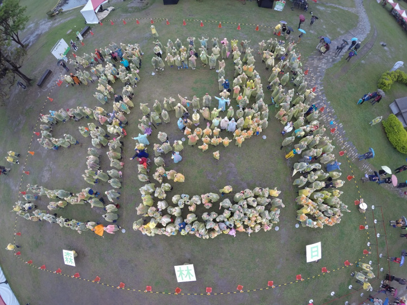 為響應 321世界森林日訴求，農委會林務局在北市華山文創園區號召千位民眾排出人字形的「321」，並以空拍機拍下這場精彩畫面。   圖：農委會提供