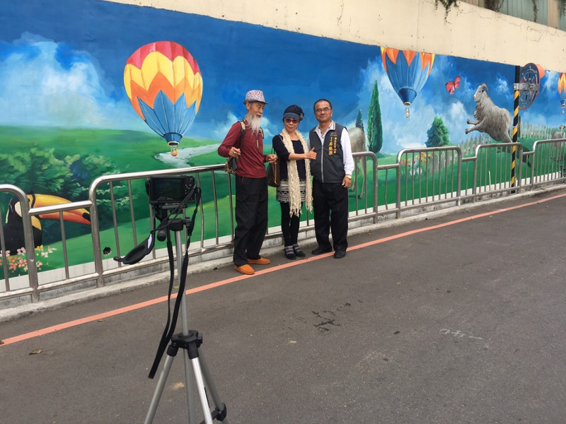 寶山社區文山北巷12生肖壁畫，成了打卡拍照的熱門新景點。   圖：張耀中提供