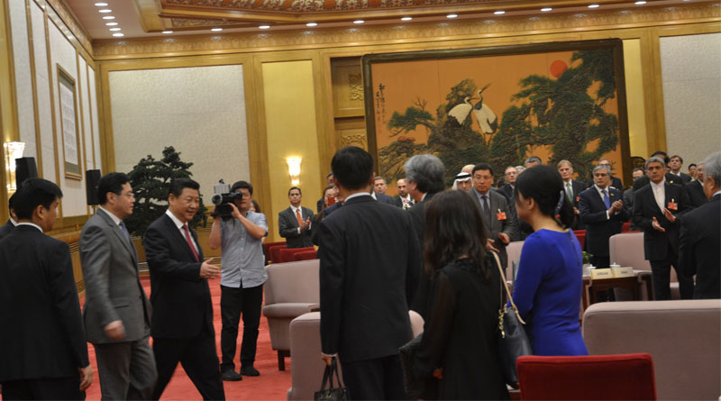 中國國家主席習近平（左三）走向曾俊華（背向頭髮灰白者）主動握手。   圖：翻攝自香港文匯報