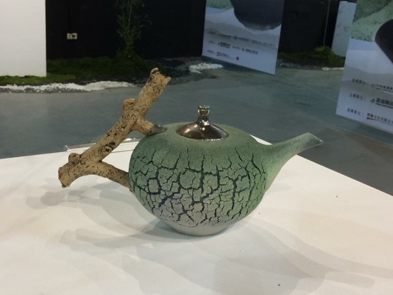 2017世界搏茶會—《搏.茶器》參展的荷蘭作家Jolanda Verdeal的極地胎壺，以兩層胎土表現，外層胎土的膨漲系數不同，創造裂紋，甚為有趣。   圖：嘉義縣政府提供