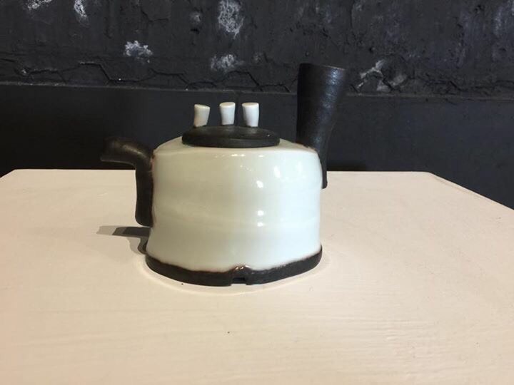 2017世界搏茶會—《搏.茶器》參展的陶藝家方怡歆的立把壺，壺身上釉，呈現中國白瓷如玉的光澤，立把部分不上釉，確有鋼鐵般密實。   圖：嘉義縣政府提供