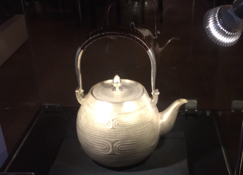 2017世界搏茶會—《搏.茶器》參展的是來自日本京都的金工大師雲雄大師，以純手工打造的作品—銀壺，現場展示，精工細緻的閃亮銀壺，非常吸睛，有「最美銀壺」美譽。   圖：嘉義縣政府提供