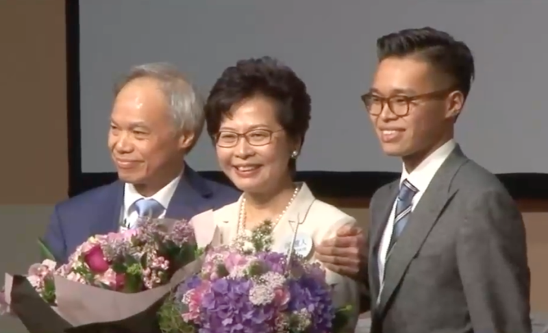 林鄭月娥（中）確定當選香港新任行政長官，成為第一位女性特首。   圖：翻攝自香港蘋果日報直播畫面