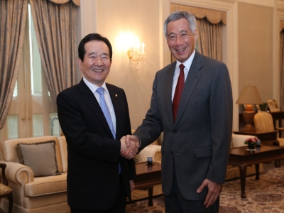 韓國會議長丁世均（左）上週訪問新加坡，受到新加坡總理李顯龍熱情接待。   圖：翻攝新加坡外交部官網