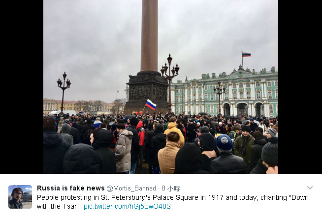 俄羅斯民眾聚集在聖彼得堡前廣場遊行抗議，要求總統普亭下台。   圖：翻攝Russia is fake news推特