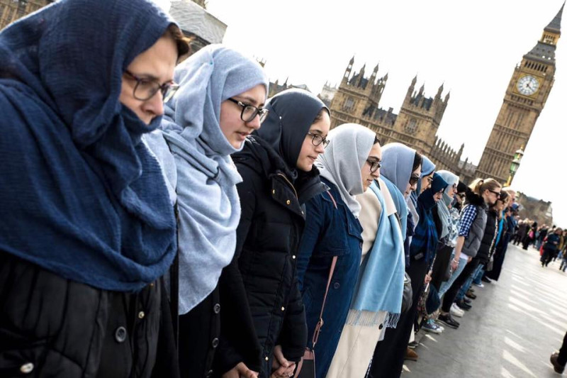 倫敦穆斯林婦女在西敏寺橋上牽手默哀，悼念22日英國恐怖攻擊行動中的罹難者。   圖：翻攝婦女倫敦大遊行臉書