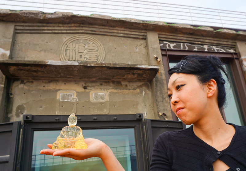 在高雄駁二駐村的日籍藝術家Yuka Otani，以翻糖來呈現108尊佛像。   圖：高雄市政府文化局提供