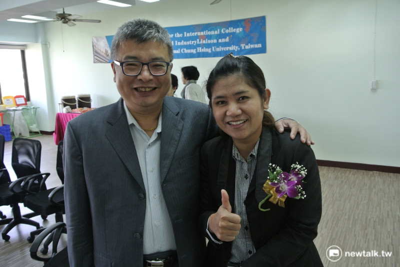 泰國湄州大學講師李薇（右）與興大農業暨自然資源學院副院長王升陽教授有多年師生情誼。   圖：唐復年/攝