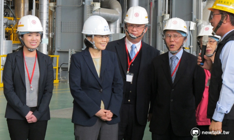 總統蔡英文27日前往林口發電廠視察新1號機廠房。   圖：林朝億/攝