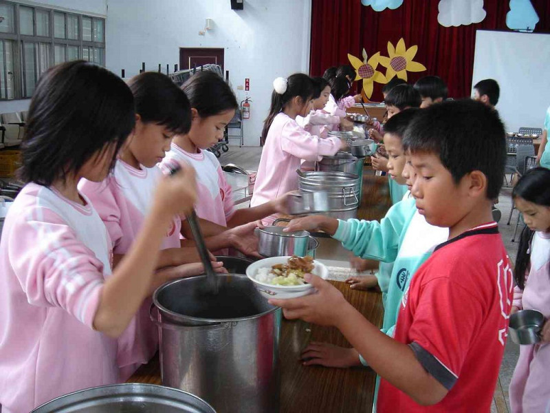 圖為學童在教室內享用營養午餐，陳菊27日表示，讓孩子吃到安全食品是市府努力的目標，將跨局處合作，為學童健康把關。   圖:翻攝自網路