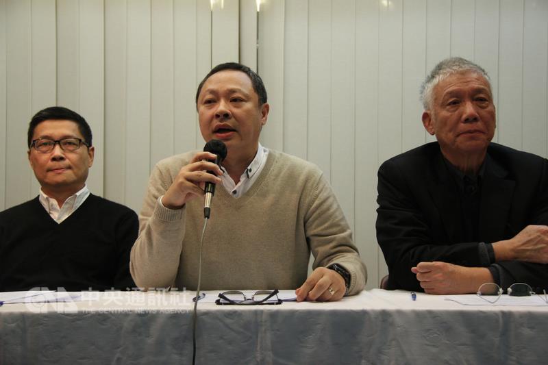 香港特首26日才選完，2014年「佔中」行動發起人陳健民、戴耀廷和朱耀明（左起）等9人，27日被告知將會被警方逮捕，被控公眾妨擾罪等。   圖：中央社資料照片