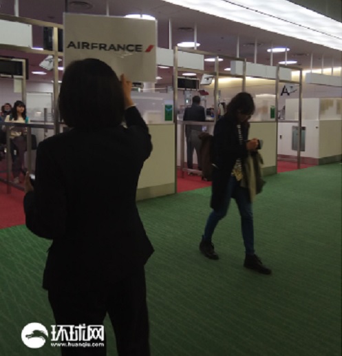 台灣女子手拿貼有「台灣國」字樣貼紙護照順利入境日本。   圖：翻攝自環球網