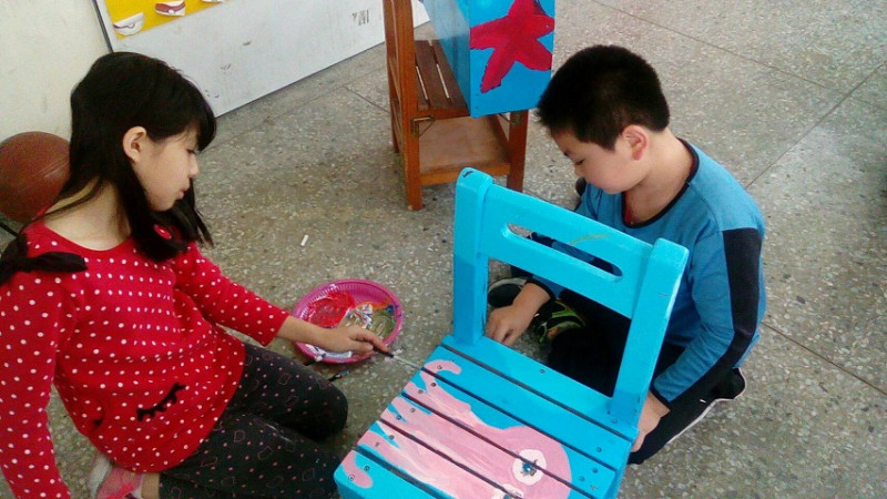 小學生們親手為漂書站椅子彩繪。   圖:博愛國小提供